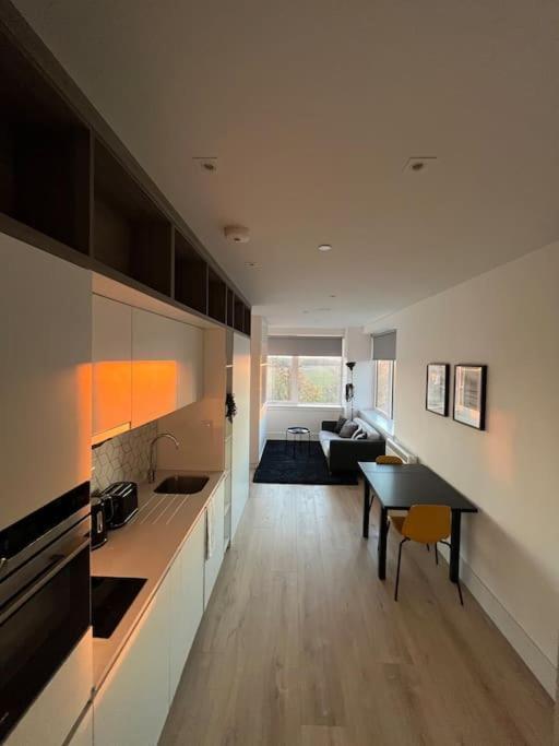 Luxx Apartment & Suites, London Heathrow Airport, Terminal 4, Piccadilly Underground Train Station Nearby! Hillingdon Exterior photo
